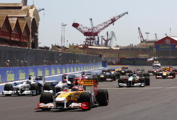 VALENCIA, SPAIN - AUGUST 23:  Fernando Alonso of Spain and Renault drives during the European Formula One Grand Prix at the Valencia Street Circuit on August 23, 2009, in Valencia, Spain.  (Photo by Ryan Pierse/Getty Images)