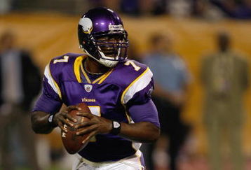 MINNEAPOLIS, MN - AUGUST 21: Quarterback Tavaris Jackson #7 of the Minnesota Vikings drops back to pass the football against the Kansas City Chiefs at Hubert H. Humphrey Metrodome on August 21, 2009 in Minneapolis, Minnesota. The Vikings defeated the Chiefs 17-13. (Photo by Scott Boehm/Getty Images)