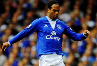LIVERPOOL, ENGLAND - AUGUST 15:   Joleon Lescott of Everton runs with the ball during the Barclays Premier League match between Everton and Arsenal at Goodison Park on August 15, 2009 in Liverpool, England. (Photo by Michael Regan/Getty Images)