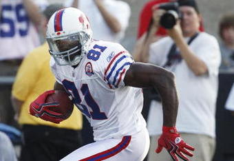 CANTON, OH - AUGUST 9: Terrell Owens #81 of the Buffalo Bills runs with the football against the Tennessee Titans during the Pro Football Hall of Fame Game at Fawcett Stadium on August 9, 2009 in Canton, Ohio. (Photo by Joe Robbins/Getty Images)