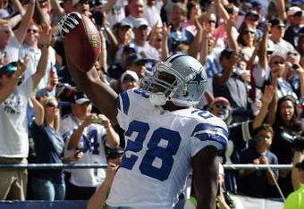 IRVING, TX - OCTOBER 05:  Running back Felix Jones #28 of the Dallas Cowboys runs for a touchdown against the Cincinnati Bengals at Texas Stadium on October 5, 2008 in Irving, Texas.  (Photo by Ronald Martinez/Getty Images)