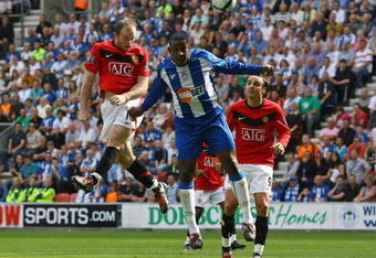 WIGAN, ENGLAND - AUGUST 22:  Wayne Rooney (L) of Manchester United scores the opening goal during the Barclays Premier League match between Wigan Athletic and Manchester United at the DW Stadium on August 22, 2009 in Wigan, England.  (Photo by Alex Livesey/Getty Images)