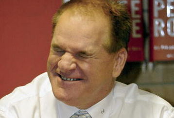 NEW YORK - JANUARY 9: Controversial former baseball great Pete Rose attends a signing for his autobiography 'My Prison Without Bars' January 9, 2004 in New York City. In the newly-released book, Rose admitted to gambling on the Cincinnati Reds while he managed the team. (Photo by Joe Kohen/Getty Images)