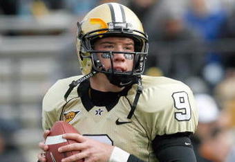NASHVILLE, TN - NOVEMBER 22:  Mackenzi Adams #9 of the Vanderbilt Commodores looks to pass the ball during the game of the Tennessee Volunteers at Vanderbilt Stadium on November 22, 2008 in Nashville, North Carolina.  (Photo by Kevin C. Cox/Getty Images)