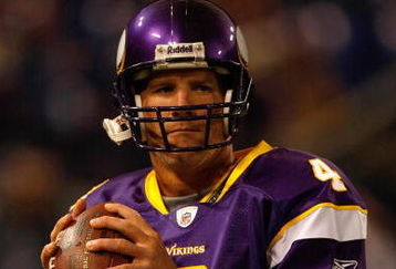 MINNEAPOLIS, MN - AUGUST 21: Quarterback Brett Favre #4 of the Minnesota Vikings passes the football against the Kansas City Chiefs at Hubert H. Humphrey Metrodome on August 21, 2009 in Minneapolis, Minnesota. (Photo by Scott Boehm/Getty Images)