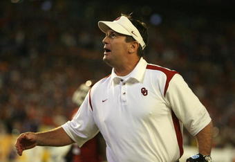 MIAMI - JANUARY 08:  Head coach Bob Stoops of the Oklahoma Sooners looks on against the Florida Gators during the FedEx BCS National Championship game at Dolphin Stadium on January 8, 2009 in Miami, Florida.  (Photo by Doug Benc/Getty Images)