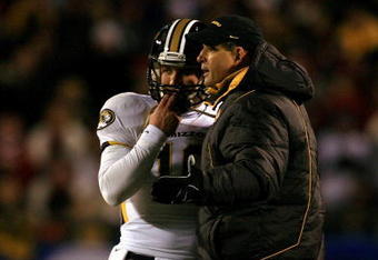 KANSAS CITY, MO - DECEMBER 06:  Head coach Gary Pinkel of the Missouri Tigers talks with quarterback Chase Daniel #10 during the first half of the game against the Oklahoma Sooners on December 6, 2008 at Arrowhead Stadium in Kansas City, Missouri.  (Photo by Jamie Squire/Getty Images)