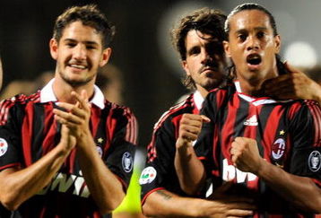 SIENA, ITALY - AUGUST 22:  Alexandre Pato, Gennaro Gattuso and Ronaldinho of Milan celebrates after the victory in the Serie A match between Siena and Milan at Artemio Franchi - Montepaschi Arena Stadium on August 22, 2009 in Siena, Italy.  (Photo by Claudio Villa/Getty Images)