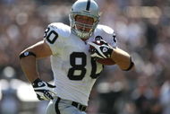 OAKLAND, CA - SEPTEMBER 28:  Zach Miller #80 of the Oakland Raiders runs for a touchdown against the San Diego Chargers during an NFL game on September 28, 2008 at McAfee Coliseum in Oakland, California.  (Photo by Jed Jacobsohn/Getty Images)