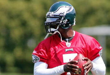 PHILADELPHIA - AUGUST 15:  Michael Vick #7 prepares to throw a pass in a workout at the NovaCare Complex on August 15, 2009 in Philadelphia, Pennsylvania.  (Photo by Len Redkoles/Getty Images)