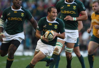 CAPE TOWN, SOUTH AFRICA - AUGUST 08:  Fourie du Preez the Springbok scrumhalf runs with during the Tri Nations match between the South Africa Springboks and the Australia Wallabies at Newlands Stadium on August 8, 2009 in Cape Town, South Africa.  (Photo by David Rogers/Getty Images)