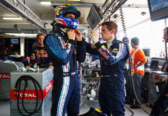 VALENCIA, SPAIN - AUGUST 22:  Mark Webber of Australia and Red Bull Racing prepares to drive during qualifying for the European Formula One Grand Prix at the Valencia Street Circuit on August 22, 2009, in Valencia, Spain.  (Photo by Mark Thompson/Getty Images)
