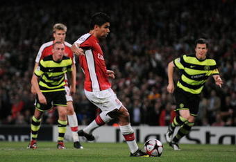LONDON, ENGLAND - AUGUST 26:  Eduardo of Arsenal scores the opening goal from the penalty spot during the UEFA Champions League 2nd qualifying round 2nd leg match between Arsenal and Celtic at the Emirates Stadium on August 26, 2009 in London, England.  (Photo by Shaun Botterill/Getty Images)