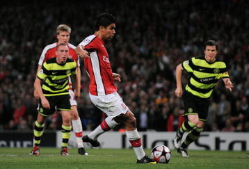 LONDON, ENGLAND - AUGUST 26:  Eduardo of Arsenal scores the opening goal from the penalty spot during the UEFA Champions League 2nd qualifying round 2nd leg match between Arsenal and Celtic at the Emirates Stadium on August 26, 2009 in London, England.  (Photo by Shaun Botterill/Getty Images)