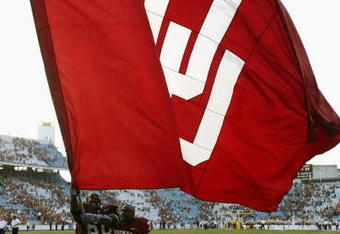 DALLAS - OCTOBER 12:  Offensive lineman Vince Carter #50 and defensive back Brandon Everage #7 of the Oklahoma Sooners celebrate victory by waving the school banner after winning the Red River Shootout against the Texas Longhorns at the Cotton Bowl on October 12, 2002 in Dallas, Texas.  Oklahoma won 35-24.  (Photo by Ronald Martinez/Getty Images)