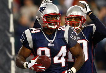 FOXBORO, MA - NOVEMBER 13: Benjamin Watson #84 of the New England Patriots scores a touchdown against the New York Jets at Gillette Stadium on November 13, 2008 in Foxboro, Massachusetts. (Photo by Jim Rogash/Getty Images)
