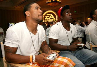 LOS ANGELES, CA - MAY 16: Washington Redskins wide receiver Devin Thomas and Pittsburgh Steelers running back Rashard Mendenhall attend the EA SPORTS Rookie Madden Bowl at the Loews Santa Monica Beach Hotel as part of the NFL PLAYERS Rookie Premiere on May 16, 2008 in Santa Monica, California. (Photo by Jesse Grant/Getty Images for NFL PLAYERS)