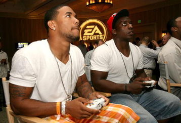 LOS ANGELES, CA - MAY 16: Washington Redskins wide receiver Devin Thomas and Pittsburgh Steelers running back Rashard Mendenhall attend the EA SPORTS Rookie Madden Bowl at the Loews Santa Monica Beach Hotel as part of the NFL PLAYERS Rookie Premiere on May 16, 2008 in Santa Monica, California. (Photo by Jesse Grant/Getty Images for NFL PLAYERS)