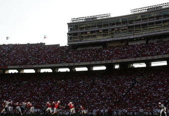 MADISON, WI - SEPTEMBER 16:   John Stocco #7 of the Wisconsin Badgers hands the ball off to P.J. Hill #39 in the fourth quarter against the San Diego State Aztecs on September 16, 2006 at Camp Randall Stadium in Madison, Wisconsin. The Badgers defeated the Aztecs 14-0.  (Photo by Elsa/Getty Images)