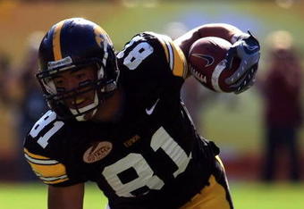 TAMPA, FL - JANUARY 01:  Tony Moeaki #81 of the Iowa Hawkeyes runs upfield as he fights off the tackle of Chris Culliver #17 of the South Carolina Gamecocks during the Outback Bowl on January 1, 2009 at Raymond James Stadium in Tampa, Florida.  (Photo by Scott Halleran/Getty Images)