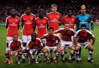 LONDON, ENGLAND - AUGUST 26:  The Arsenal team pose for the cameras prior to kickoff during the UEFA Champions League 2nd qualifying round 2nd leg match between Arsenal and Celtic at the Emirates Stadium on August 26, 2009 in London, England.  (Photo by Shaun Botterill/Getty Images)