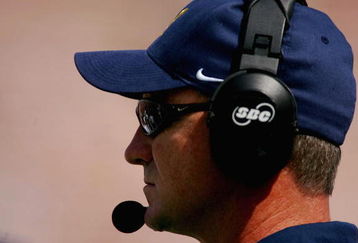 LOS ANGELES - OCTOBER 9:  Head coach Jeff Tedford of the California Golden Bears watches from the sidelines during the game against the USC Trojans on October 9, 2004 at Los Angeles Memorial Coliseum in Los Angeles, California.  (Photo by Donald Miralle/Getty Images) 