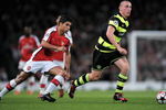 LONDON, ENGLAND - AUGUST 26:  Scott Brown of Celtic is pursued by Eduardo of Arsenal during the UEFA Champions League 2nd qualifying round 2nd leg match between Arsenal and Celtic at the Emirates Stadium on August 26, 2009 in London, England.  (Photo by Shaun Botterill/Getty Images)