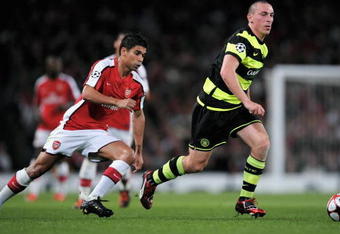 LONDON, ENGLAND - AUGUST 26:  Scott Brown of Celtic is pursued by Eduardo of Arsenal during the UEFA Champions League 2nd qualifying round 2nd leg match between Arsenal and Celtic at the Emirates Stadium on August 26, 2009 in London, England.  (Photo by Shaun Botterill/Getty Images)