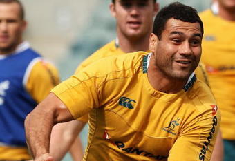 PERTH, AUSTRALIA - AUGUST 28:  George Smith of the Wallabies passes the ball during the Australian Wallabies captain's run at Subiaco Oval on August 28, 2009 in Perth, Australia.  (Photo by Quinn Rooney/Getty Images)