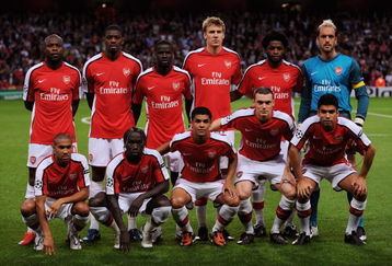 LONDON, ENGLAND - AUGUST 26:  The Arsenal team pose for the cameras prior to kickoff during the UEFA Champions League 2nd qualifying round 2nd leg match between Arsenal and Celtic at the Emirates Stadium on August 26, 2009 in London, England.  (Photo by Shaun Botterill/Getty Images)