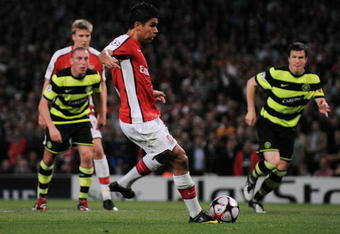LONDON, ENGLAND - AUGUST 26:  Eduardo of Arsenal scores the opening goal from the penalty spot during the UEFA Champions League 2nd qualifying round 2nd leg match between Arsenal and Celtic at the Emirates Stadium on August 26, 2009 in London, England.  (Photo by Shaun Botterill/Getty Images)