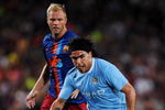 BARCELONA, SPAIN - AUGUST 19:  Carlos Tevez (R) of Manchester City duels for the ball with Eidur Gudjohnsen of Barcelona during the Joan Gamper Trophy match between Barcelona and Manchester City at the Camp Nou Stadium on August 19, 2009 in Barcelona, Spain.  (Photo by Jasper Juinen/Getty Images)