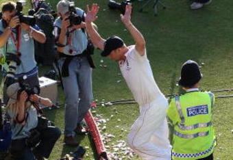 LONDON - AUGUST 23:  Andrew Flintoff of England waves to the crowd as he leave the field after day four of the npower 5th Ashes Test Match between England and Australia at The Brit Oval on August 23, 2009 in London, England.  (Photo by Hamish Blair/Getty Images)