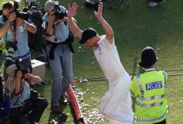 LONDON - AUGUST 23:  Andrew Flintoff of England waves to the crowd as he leave the field after day four of the npower 5th Ashes Test Match between England and Australia at The Brit Oval on August 23, 2009 in London, England.  (Photo by Hamish Blair/Getty Images)