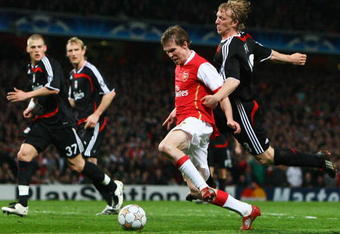 LONDON - APRIL 02:  Dirk Kuyt of Liverpool battles challenges Alexandr Hleb of Arsenal inside the penalty area during the UEFA Champions League Quarter Final 1st leg match between Arsenal and Liverpool at the Emirates Stadium on April 2, 2008 in London, England.  (Photo by Ryan Pierse/Getty Images)