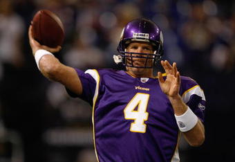 MINNEAPOLIS, MN - AUGUST 21: Quarterback Brett Favre #4 of the Minnesota Vikings passes the football against the Kansas City Chiefs at Hubert H. Humphrey Metrodome on August 21, 2009 in Minneapolis, Minnesota. (Photo by Scott Boehm/Getty Images)