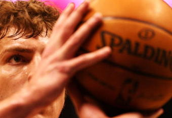 EAST RUTHERFORD, NJ - JANUARY 16:  David Lee #42 of the New York Knicks shoots a foul shot  against The New Jersey Nets during their game on January 16, 2008 at the Izod Arena in East Rutherford, New Jersey.  Photo By Al Bello/Getty Images.  NOTE TO USER: User expressly acknowledges and agrees that, by downloading and/or using this Photograph, user is consenting to the terms and conditions of the Getty Images License Agreement.  (Photo by Al Bello/Getty Images)