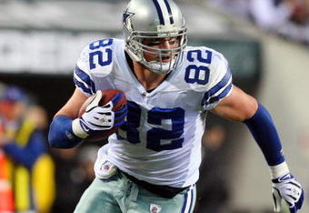 PHILADELPHIA - DECEMBER 28:  Jason Witten #82 of the Dallas Cowboys runs the ball against the Philadelphia Eagles on December 28, 2008 at Lincoln Financial Field in Philadelphia, Pennsylvania.  (Photo by Jim McIsaac/Getty Images)