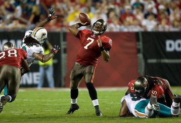 TAMPA, FL - AUGUST 27:  Quarterback Byron Leftwich #7 of the Tampa Bay Buccaneers throws a pass against the Miami Dolphins during a preseason game at Raymond James Stadium on August 27, 2009 in Tampa, Florida.  (Photo by J. Meric/Getty Images)
