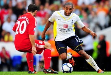 LONDON, ENGLAND - AUGUST 16: Wilson Palacios of Tottenham is challenged by Javier Mascherano of Liverpool during the Barclays Premier League match between Tottenham Hotspur and Liverpool at White Hart Lane on August 16, 2009 in London, England.  (Photo by Mike Hewitt/Getty Images)
