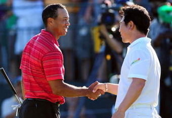 CHASKA, MN - AUGUST 16:  Y.E. Yang of South Korea (R) shakes hands with Tiger Woods on the 18th green after his three-stroke victory during the final round of the 91st PGA Championship at Hazeltine National Golf Club on August 16, 2009 in Chaska, Minnesota.  (Photo by Stuart Franklin/Getty Images)