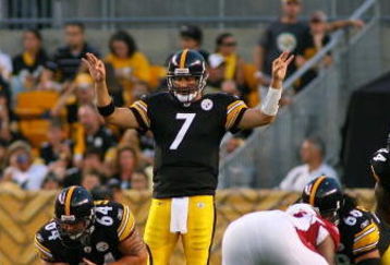 PITTSBURGH - AUGUST 13:  Ben Roethlisberger #7 of the Pittsburgh Steelers calls signals during the preseason NFL game against the Arizona Cardinals at Heinz Field on August 13, 2009 in Pittsburgh, Pennsylvania.  The Steelers won 20-10.  (Photo by Rick Stewart/Getty Images)