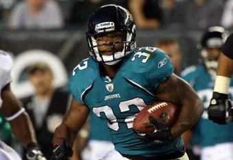 PHILADELPHIA - AUGUST 27:  Maurice Jones-Drew #32 of the Jacksonville Jaguars runs the ball against the Philadelphia Eagles during the preseason game at Lincoln Financial Field on August 27, 2009 in Philadelphia, Pennsylvania.  (Photo by Jim McIsaac/Getty Images)