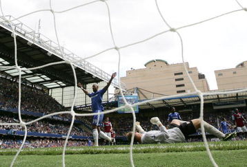 LONDON, ENGLAND - AUGUST 29:  Nicolas Anelka of Chelsea celebrates Ashley Cole's goal during the Barclays Premier League match between Chelsea and Burnley at Stamford Bridge on August 29, 2009 in London, England.  (Photo by Phil Cole/Getty Images)