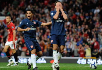 MANCHESTER, ENGLAND - AUGUST 29:  Robin van Persie (R) of Arsenal shows his dejection with team mate Eduardo after having a goal disallowed during the Barclays Premier League match between Manchester United and Arsenal at Old Trafford on August 29, 2009 in Manchester, England.  (Photo by Laurence Griffiths/Getty Images)