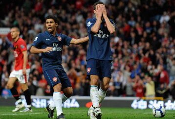 MANCHESTER, ENGLAND - AUGUST 29:  Robin van Persie (R) of Arsenal shows his dejection with team mate Eduardo after having a goal disallowed during the Barclays Premier League match between Manchester United and Arsenal at Old Trafford on August 29, 2009 in Manchester, England.  (Photo by Laurence Griffiths/Getty Images)