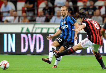 MILAN, ITALY - AUGUST 29:  Wesley Sneijder of Inter FC and Gennaro Gattuso of Milan AC compete during the Serie A match between AC Milan and Inter Milan at Stadio Giuseppe Meazza on August 29, 2009 in Milan, Italy.  (Photo by Claudio Villa/Getty Images)