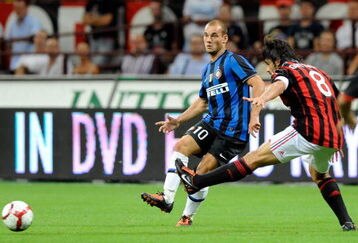 MILAN, ITALY - AUGUST 29:  Wesley Sneijder of Inter FC and Gennaro Gattuso of Milan AC compete during the Serie A match between AC Milan and Inter Milan at Stadio Giuseppe Meazza on August 29, 2009 in Milan, Italy.  (Photo by Claudio Villa/Getty Images)