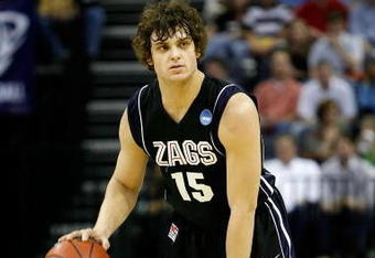 MEMPHIS, TN - MARCH 27:  Matt Bouldin #15 of the Gonzaga Bulldogs moves the ball against the North Carolina Tar Heels during the NCAA Men's Basketball Tournament South Regionals at the FedExForum on March 27, 2009 in Memphis, Tennessee.  (Photo by Joe Murphy/Getty Images)