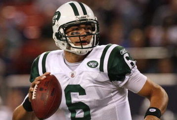 EAST RUTHERFORD, NJ - AUGUST 29:  Quarterback Mark Sanchez #6 of the New York Jets looks to pass during a preseason game against the New York Giants at Giants Stadium on August 29, 2009 in East Rutherford, New Jersey.  (Photo by Jim McIsaac/Getty Images)